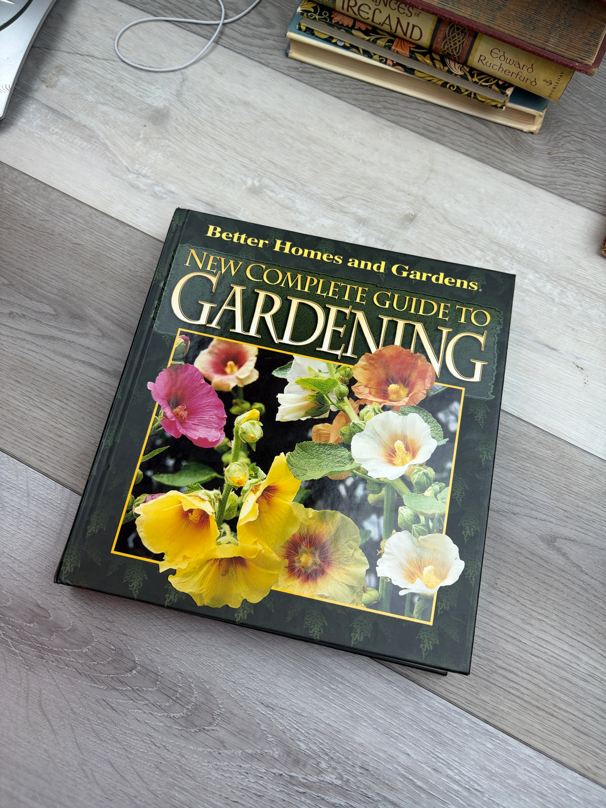 Better Homes and Gardens New Complete Guide to Gardening