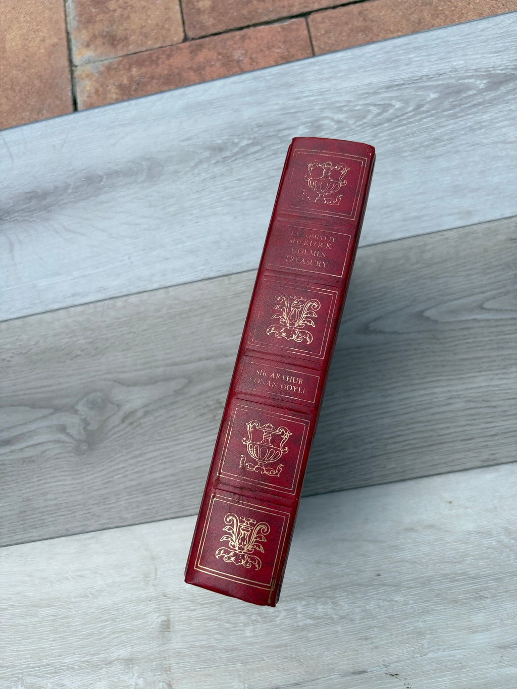 The Complete Sherlock Holmes Treasury: Including The Complete Adventures and Memoirs of Sherlock Holmes, The Return of Sherlock Holmes, The Hound of the Baskervilles
