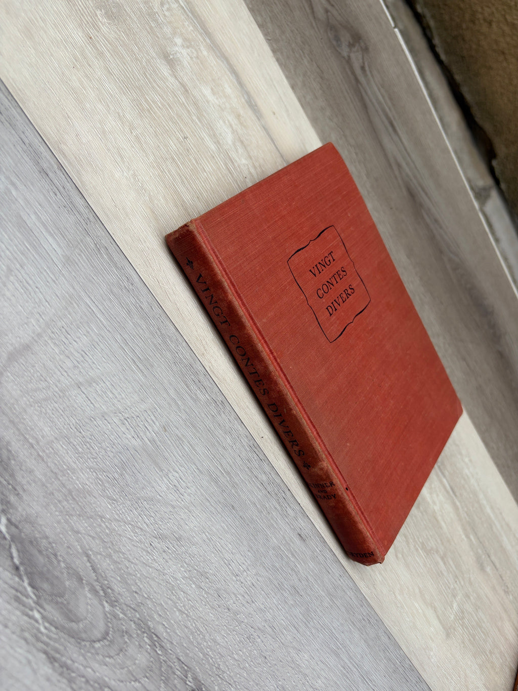 Vingt Contes Divers: Progressively Graded with Exercises