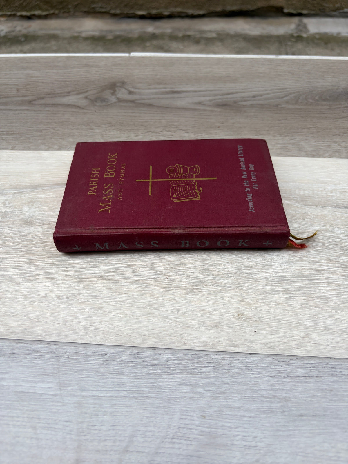 Parish Mass Book and Hymnal: People's Parts of Holy Mass for Every Day of the Year