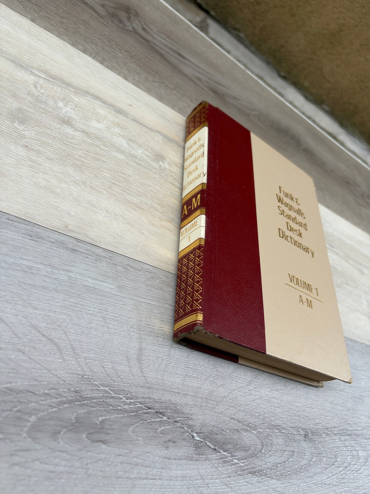 Funk & Wagnalls Standard Desk Dictionary, Volume 1