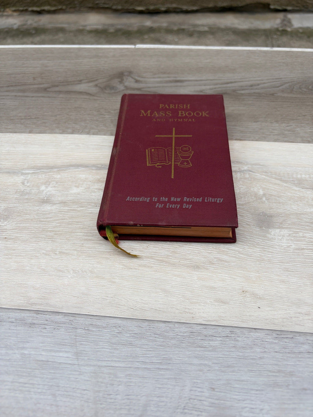 Parish Mass Book and Hymnal: People's Parts of Holy Mass for Every Day of the Year