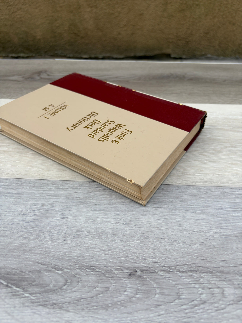 Funk & Wagnalls Standard Desk Dictionary, Volume 1