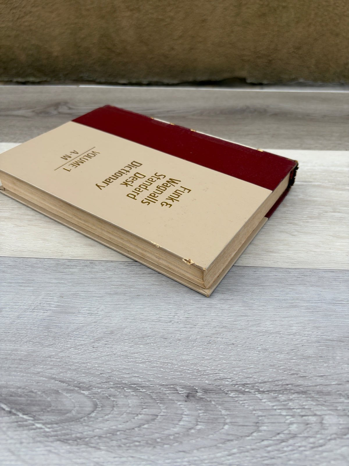 Funk & Wagnalls Standard Desk Dictionary, Volume 1