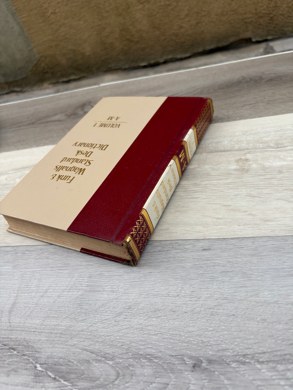 Funk & Wagnalls Standard Desk Dictionary, Volume 1