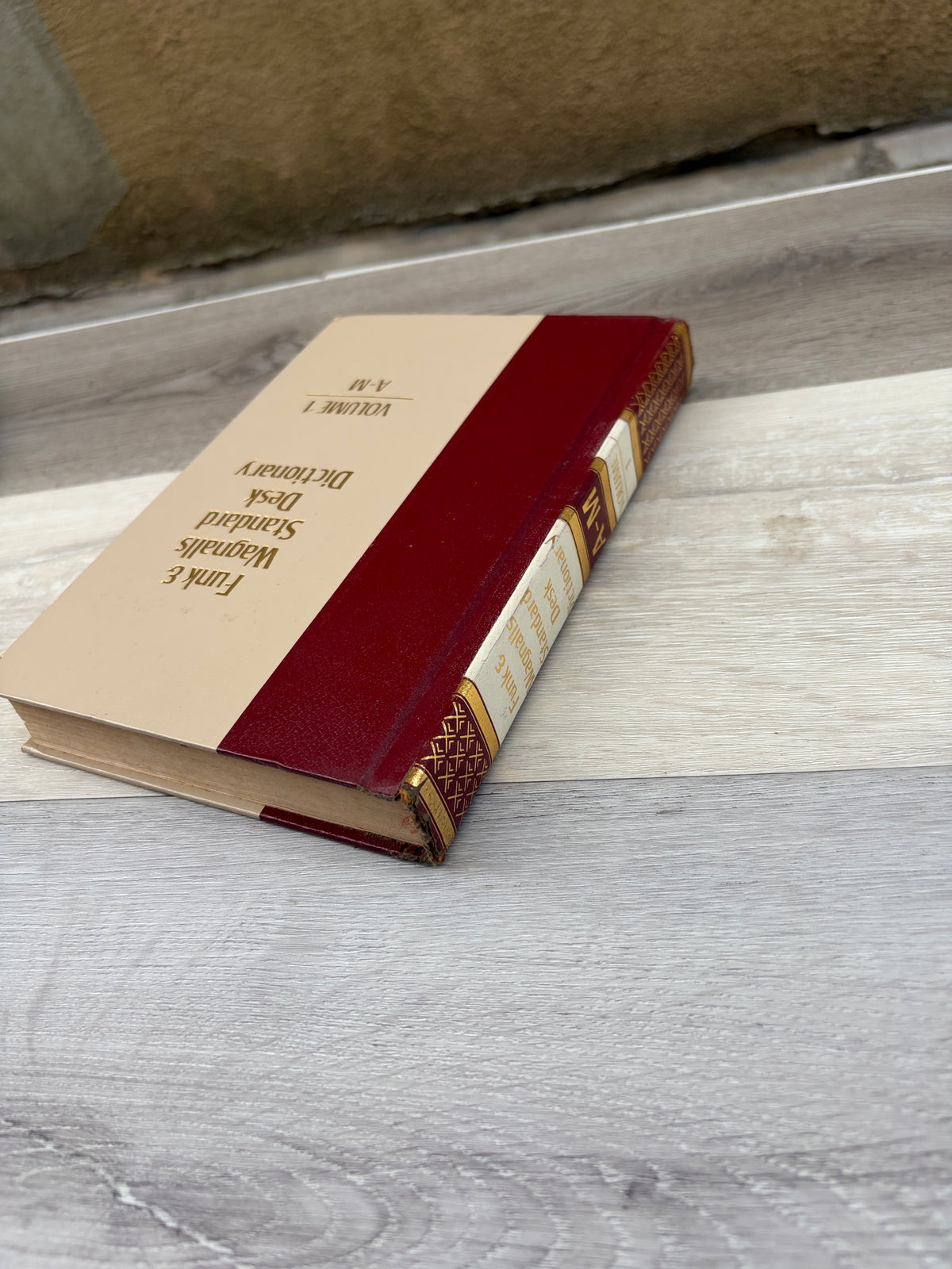 Funk & Wagnalls Standard Desk Dictionary, Volume 1