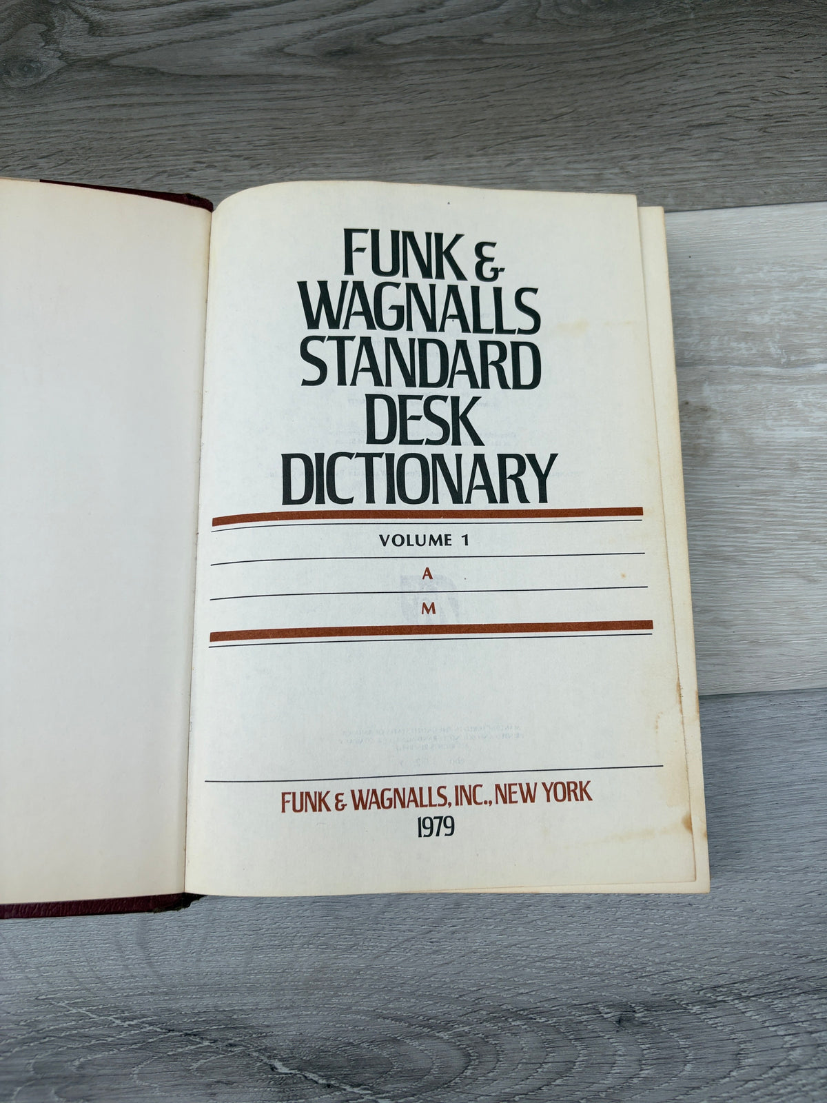 Funk & Wagnalls Standard Desk Dictionary, Volume 1