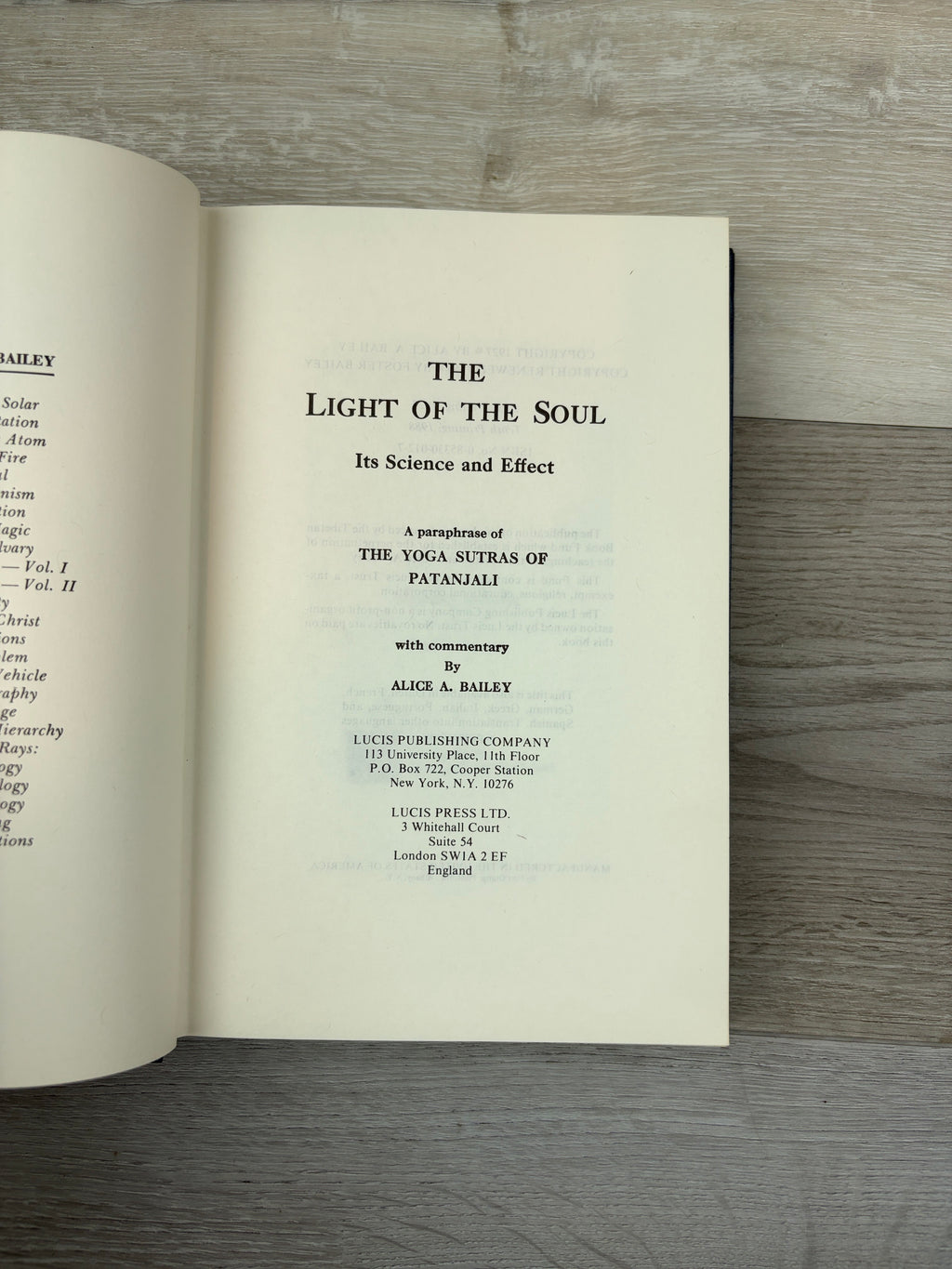 Light of the Soul: Its Science and Effect: A Paraphrase of the Yoga Sutras of Patanjali with Commentary