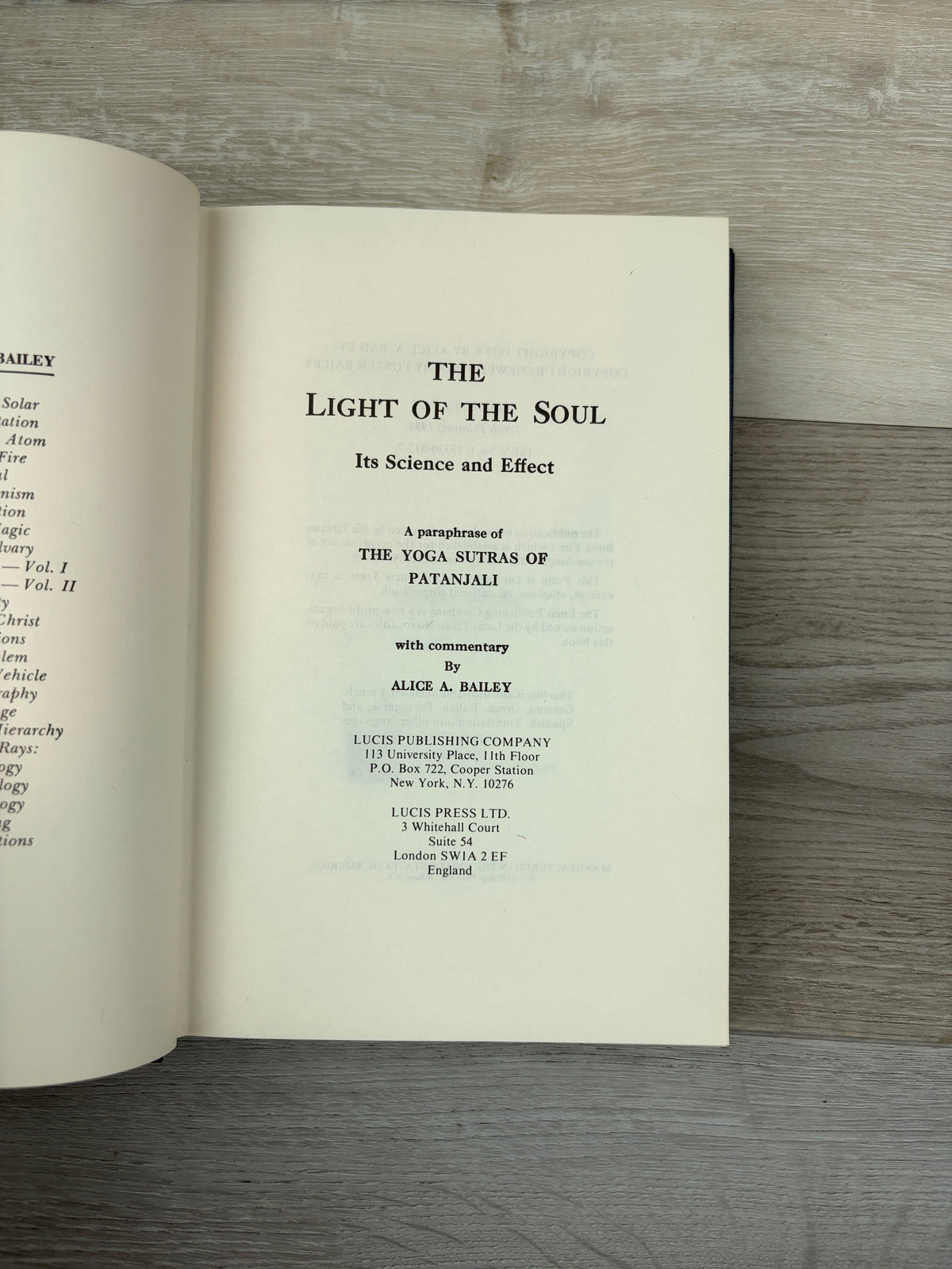 Light of the Soul: Its Science and Effect: A Paraphrase of the Yoga Sutras of Patanjali with Commentary